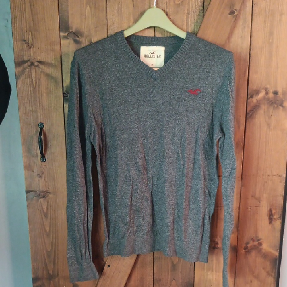 Hollister Men's V-Neck Gray Sweater